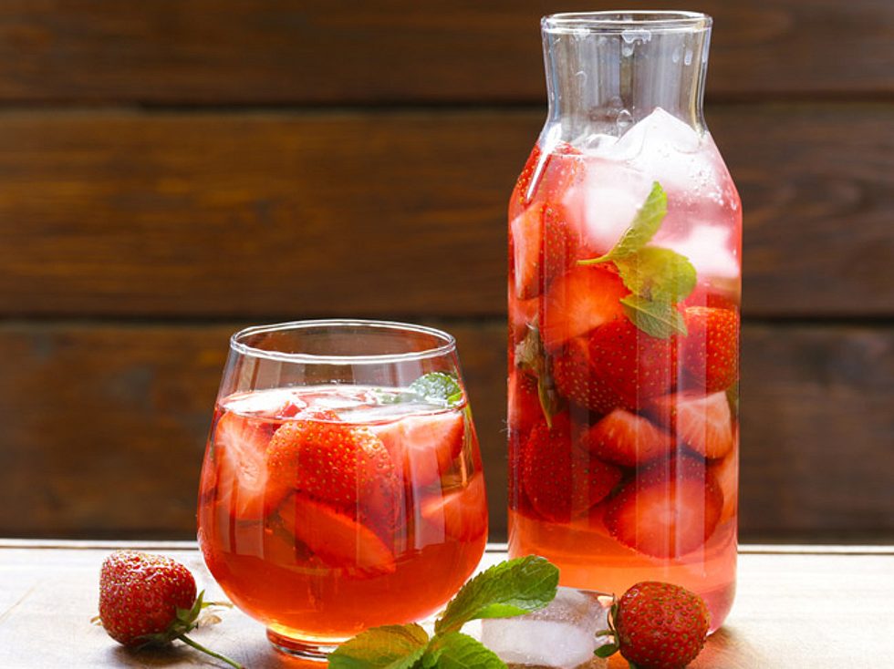 Erdbeerbowle: Das Rezept für Ihre Gartenparty