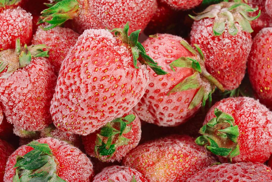 Erdbeeren mit Frostfilm liegen übereinander