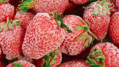 Erdbeeren mit Frostfilm liegen übereinander - Foto: iStock / SednevaAnna