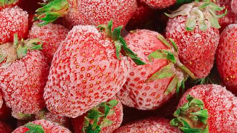 Erdbeeren mit Frostfilm liegen übereinander - Foto: iStock / SednevaAnna