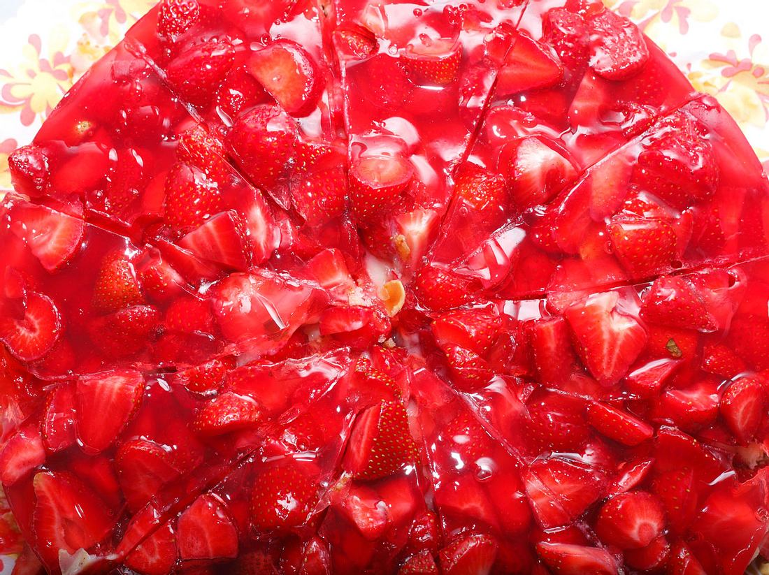 Der Tortenguss stabilisiert die Erdbeeren und macht sie schnittfest. Erdbeerkuchen