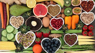 Gesunde Lebensmittel: Gemüse und Obst - Foto: marilyna / iStock