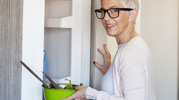 Ernährung in den Wechseljahren: Darauf sollten Sie achten - Foto: Vesna Andjic / iStock