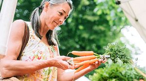 Worauf sollte man bei der Ernährung nach den Wechseljahren achten? - Foto: RyanJLane / iStock