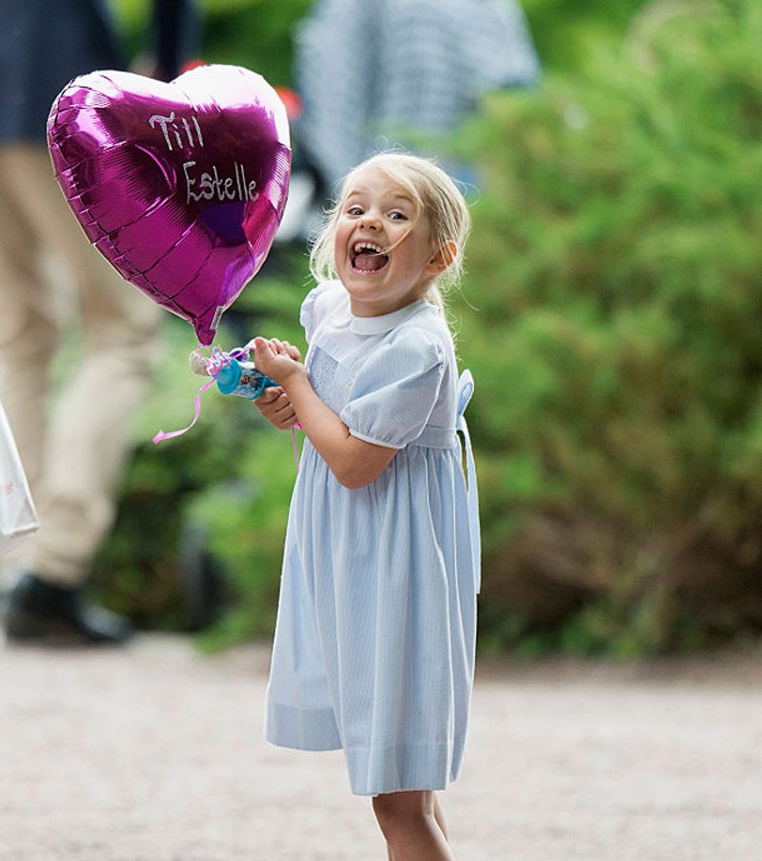 Estelle von Schweden mit einem Luftballon in der Hand. Estelle von Schweden mit einem Luftballon in der Hand.