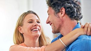 Das Geheimnis ewiger Liebe liegt im gemeinsamen Lachen. - Foto: PeopleImages / iStock