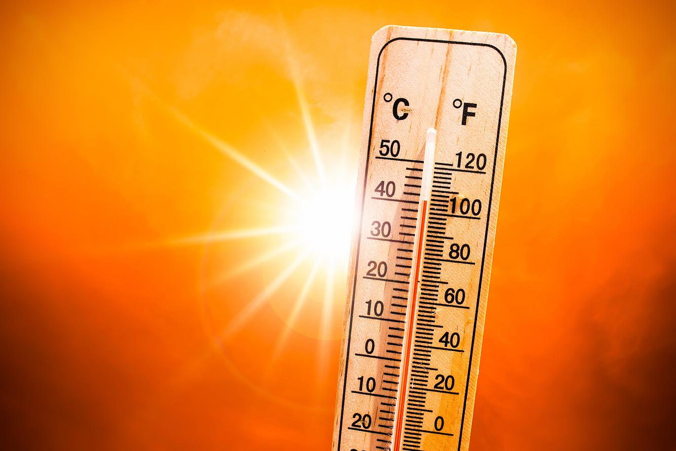 Ein Thermometer vor der Sonne zeigt hohe Temperaturen an.
