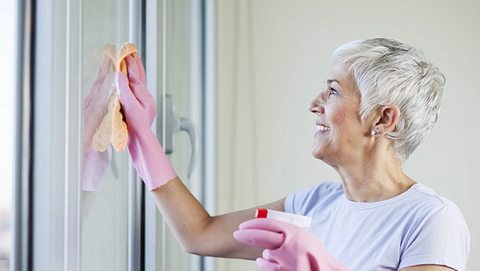 Um Fenster streifenfrei zu putzen, sollten Sie einige Tipps beachten. - Foto: Vesna Andjic / iStock
