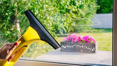 Fenstersauger: Die 5 besten Modelle für streifen- und schlierenfreie Fenster - Foto: iStock/ wmaster890