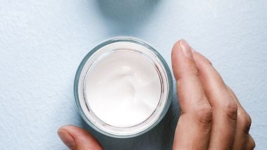 Tiegel mit Feuchtigkeitscreme für das Gesicht - Foto: iStock/ misuma