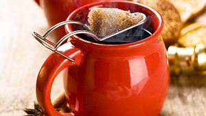 Mit diesem Rezept lässt sich Feuerzangenbowle selber machen. - Foto: Mariha-kitchen / iStock