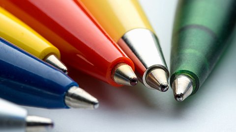 Rückstände von Kugelschreibern lassen sich entfernen, wenn Sie die richtigen Mittel dafür wählen. - Foto: deepblue4you / iStock