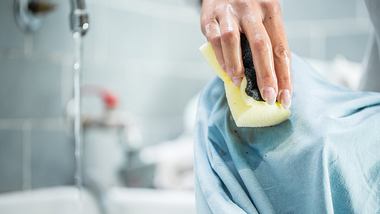 Fleckenentferner - Foto: iStock/CasarsaGuru
