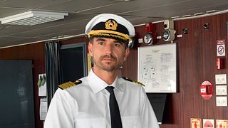 Florian Silbereisen als Traumschiff-Kapitän.  - Foto: ZDF / Dirk Bartling