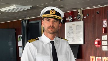 Florian Silbereisen als Traumschiff-Kapitän.  - Foto: ZDF / Dirk Bartling
