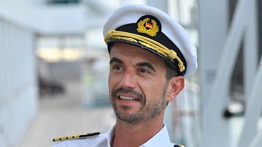 Florian Silbereisen als Traumschiff-Kapitän Max Parger. - Foto: ZDF / Dirk Bartling