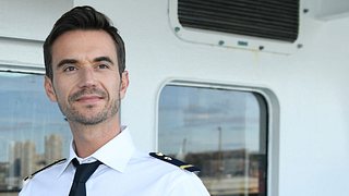 Dass Florian Silbereisen der neue Traumschiff-Kapitän wird, sorgt für Unmut.  - Foto:  ZDF / Dirk Bartling