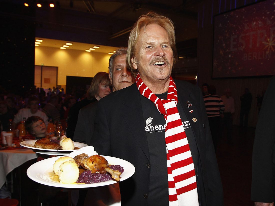 Frank Zander feiert Weihnachtsfest mit Berliner Obdachlosen. Frank Zander feiert Weihnachtsfest mit Berliner Obdachlosen.