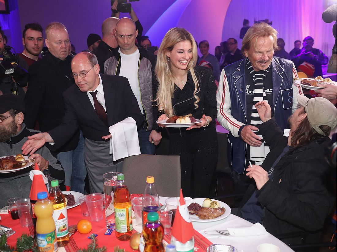 Frank Zander bekommt beim Austeilen des Essens oft prominente Unterstützung, wie
hier durch Politiker Gregor Gysi. Frank Zander bekommt oft prominente Unterstützung - hier durch Politiker Gregor Gysi.