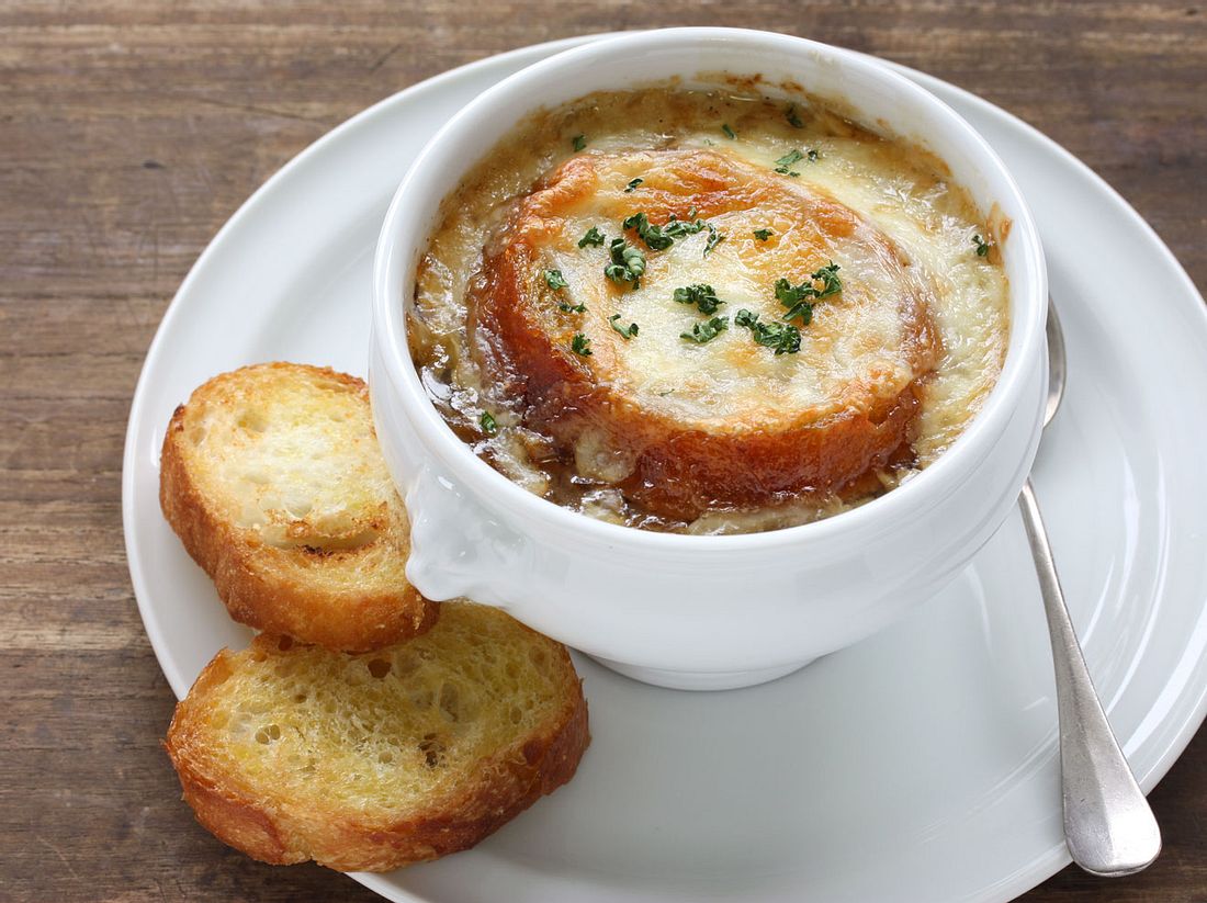 Die Französische Zwiebelsuppe ist ein Klassiker der deftigen Küche.