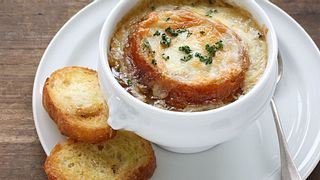Die Französische Zwiebelsuppe ist ein Klassiker der deftigen Küche. - Foto: bonchan / iStock