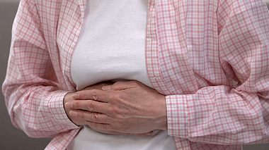 Sie haben Magenschmerzen? Ein Magengeschwür könnte die Diagnose sein. - Foto: Motortion / iStock