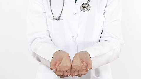 Auch Frauen müssen zum Urologen - Foto: atiatiati / iStock