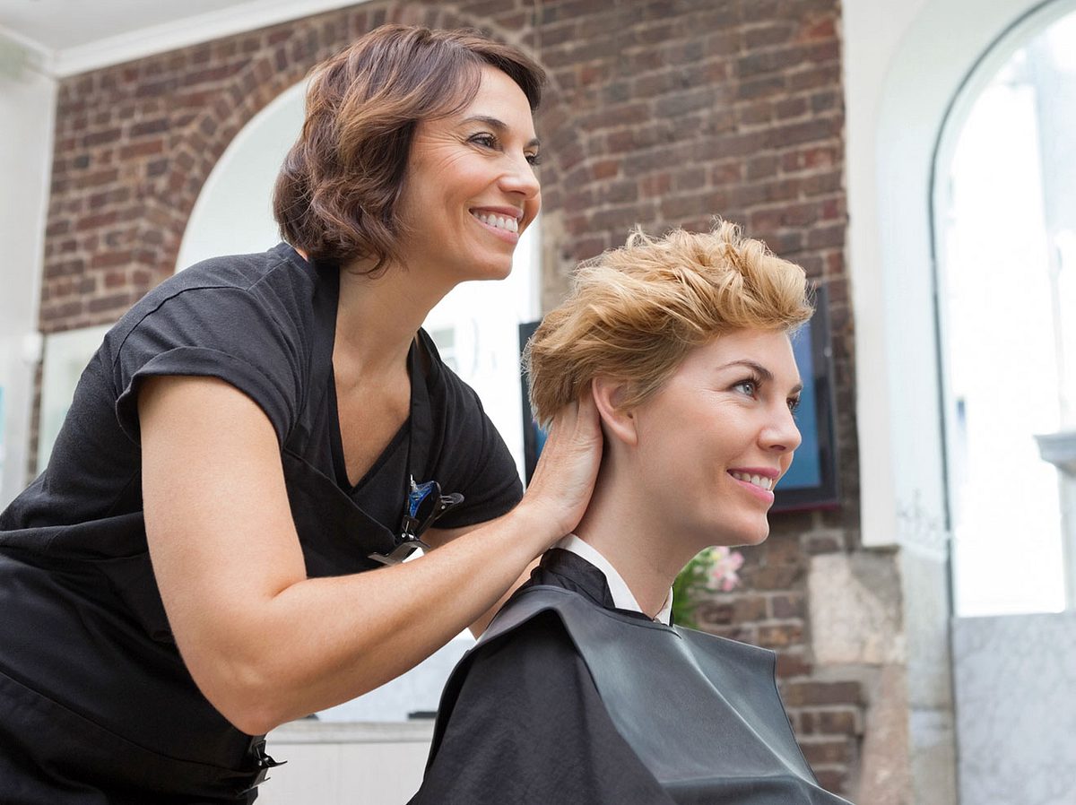 Beim Friseur sollten Sie auf einige Dinge achten, um am Ende wirklich zufrieden zu sein.