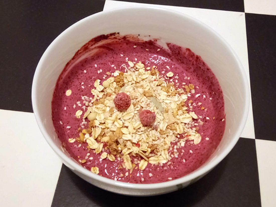 Müsli mit Heidelbeer-Fruchtpulver - schnell gemacht und lecker. Ein mit Heidelbeer-Fruchtpulver von frooggies angerührter Joghurt.
