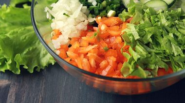 Gesund abnehmen mit Frühlingsgemüse. - Foto: Lora-Sutyagina / iStock