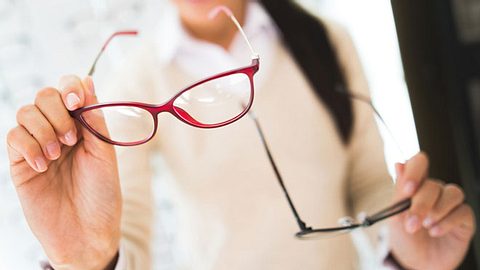 Nicht nur die Form der Gläser, sondern auch die Brillenfarbe sollten zu Ihrem Typ passen. - Foto: Emir Memedovski / iStock