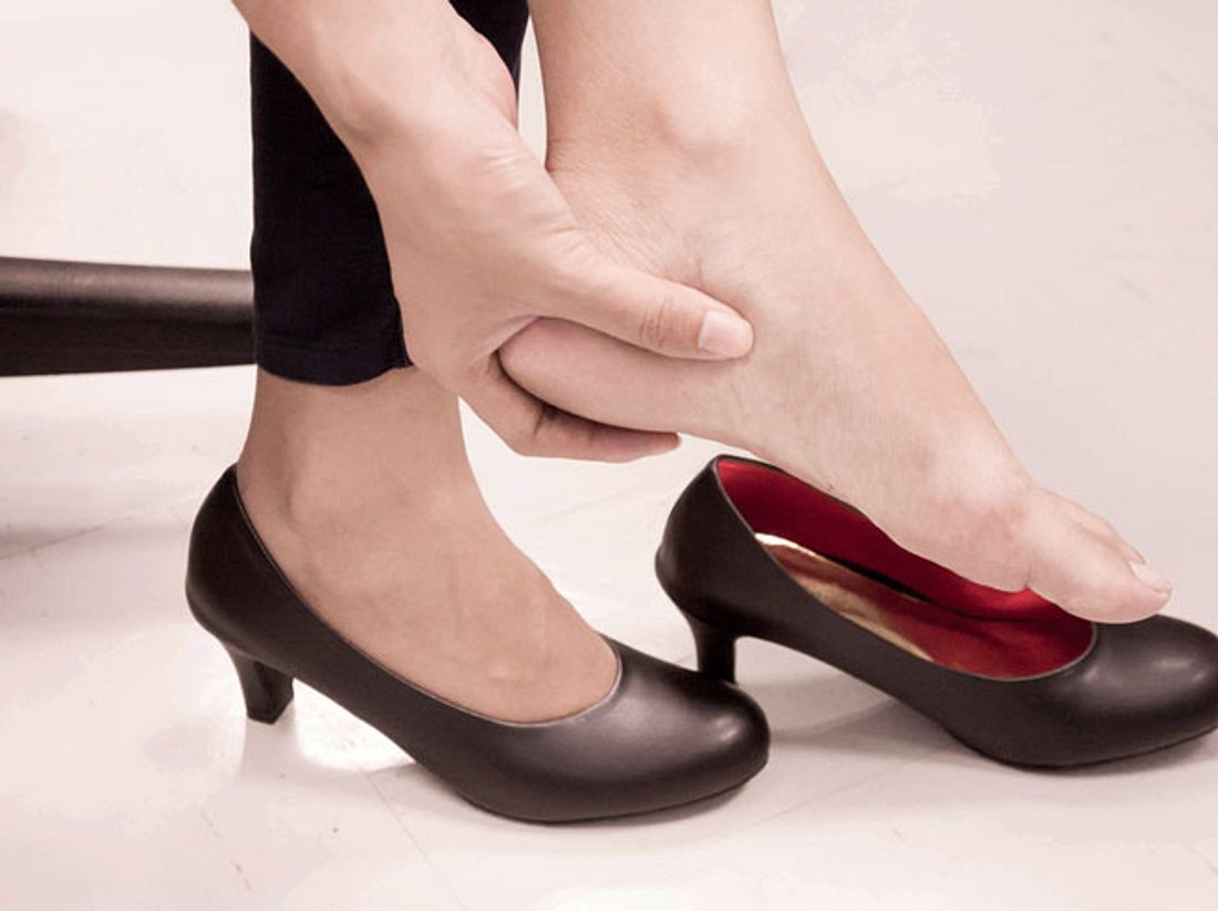 Nicht passend sitzende Schuhe verhindern ein bequemes Laufen, doch mit einfachen Tricks können Sie sie weiten oder verkleinern.