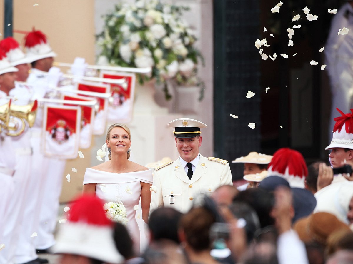 Fürst Albert und Charlene verlassen die Kirche nach ihrer Hochzeit. 