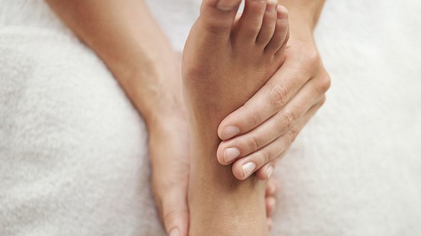 Zu den Fußpflege-Tipps bei Diabetikern zähl auch die Massage