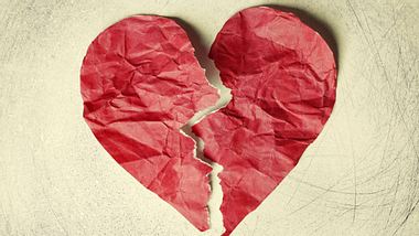 Ein gebrochenes Herz kann sich anfühlen wie ein klassischer Herzinfarkt. - Foto: portishead1 / iStock