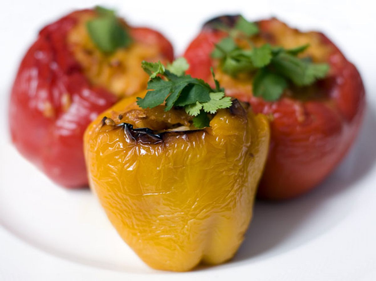 Gefüllte Paprika können Sie schnell im Ofen zubereiten.