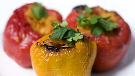 Gefüllte Paprika können Sie schnell im Ofen zubereiten. - Foto: iStock / blackjake
