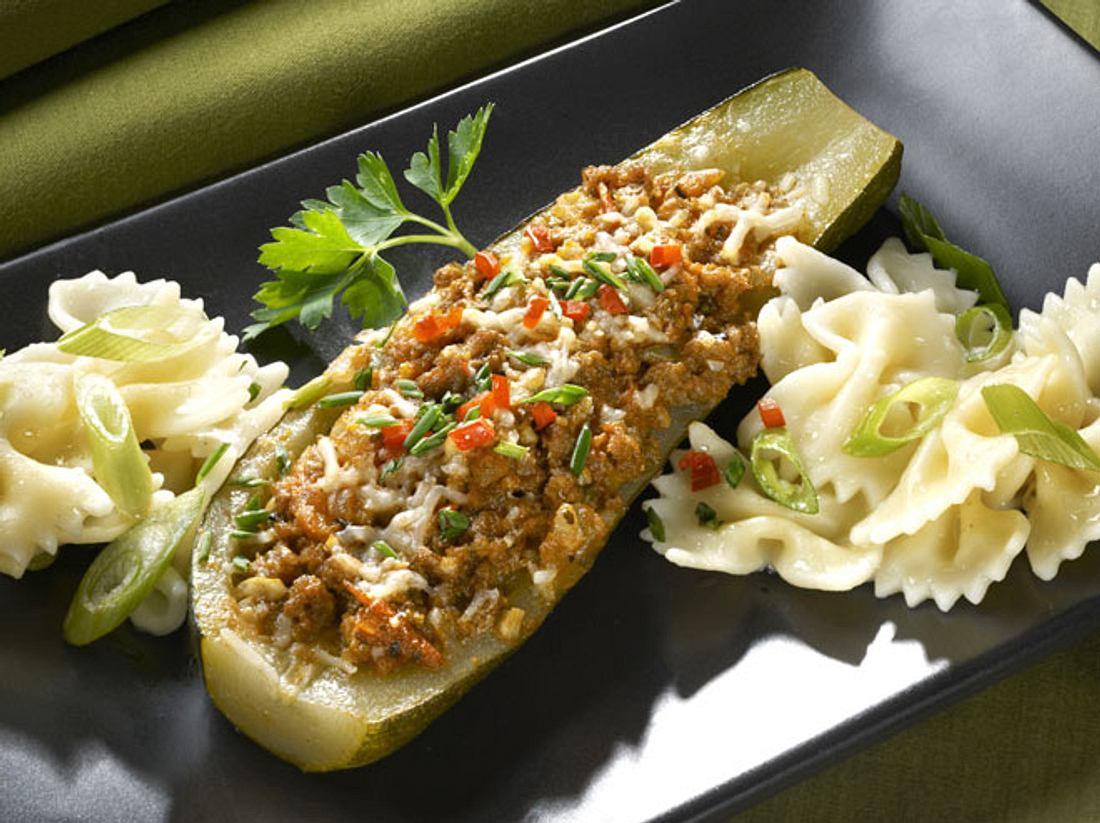 Gefüllte Zucchini mit Hackfleisch. Gefüllte Zucchini mit Hackfleisch.