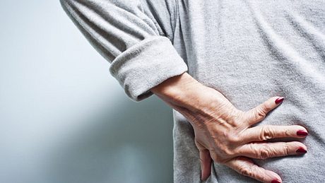 Diese Tipps helfen langfristig gegen Rückenschmerzen.  - Foto: michellegibson / iStock