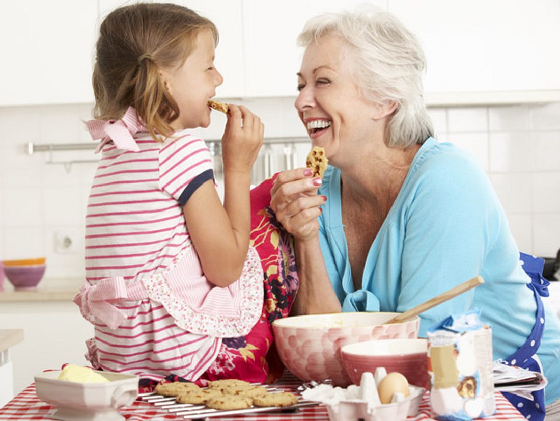 Auf die Enkel aufzupassen ist gut für das Gehirn, denn Großmütter trainieren so ihr Gedächtnis.