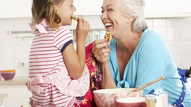 Auf die Enkel aufzupassen ist gut für das Gehirn, denn Großmütter trainieren so ihr Gedächtnis. - Foto: bowdenimages / iStock