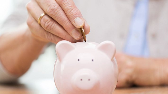 Geld anlegen: Was Sie über Pflegevorsorge und Co. wissen sollten - Foto: dolgachov / iStock