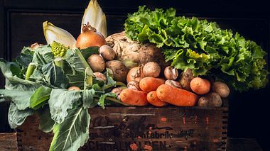 In einer Kiste lassen sich viele Gemüsesorten gut lagern.  - Foto: vicuschka / iStock