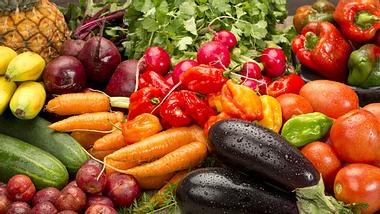 Verschiedenes Obst und Gemüse richtig lagern - Foto: ALEAIMAGE/iStock