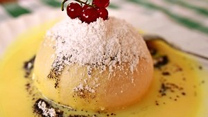 Germknödel mit Vanillesoße und dekoriert mit Johannisbeeren. - Foto: Say-Cheese / iStock