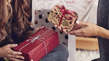 Weihnachtsgeschenke für die Schwiegertochter - Foto: gpointstudio / iStock