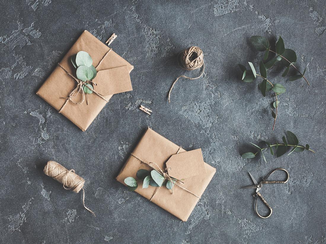 Ton in Ton und doch so hübsch! Neutrale Geschenkanhänger mit Farbtupfer