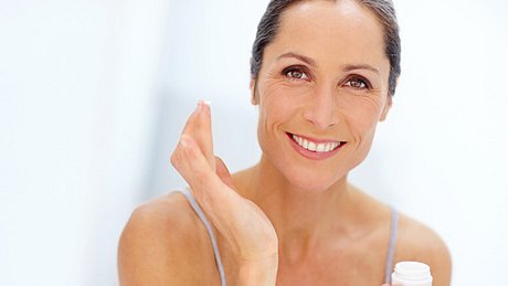 Tipps für die richtige Gesichtspflege ab 50. - Foto: laflor / iStock