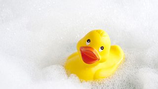 Erstaunlich: Sogar beim Baden können wir Fett verbrennen und so ganz entspannt abnehmen, wie Forscher herausfanden. - Foto: youngvet / iStock
