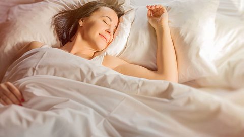 Besser zu schlafen lässt sich mit einigen Tipps und Tricks auch im Alter umsetzen. - Foto: grinvalds / iStock